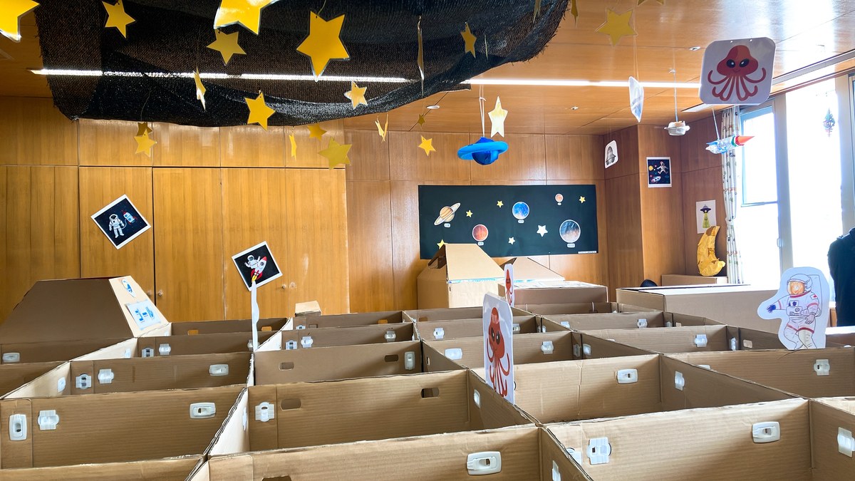 屋内の段ボール迷路