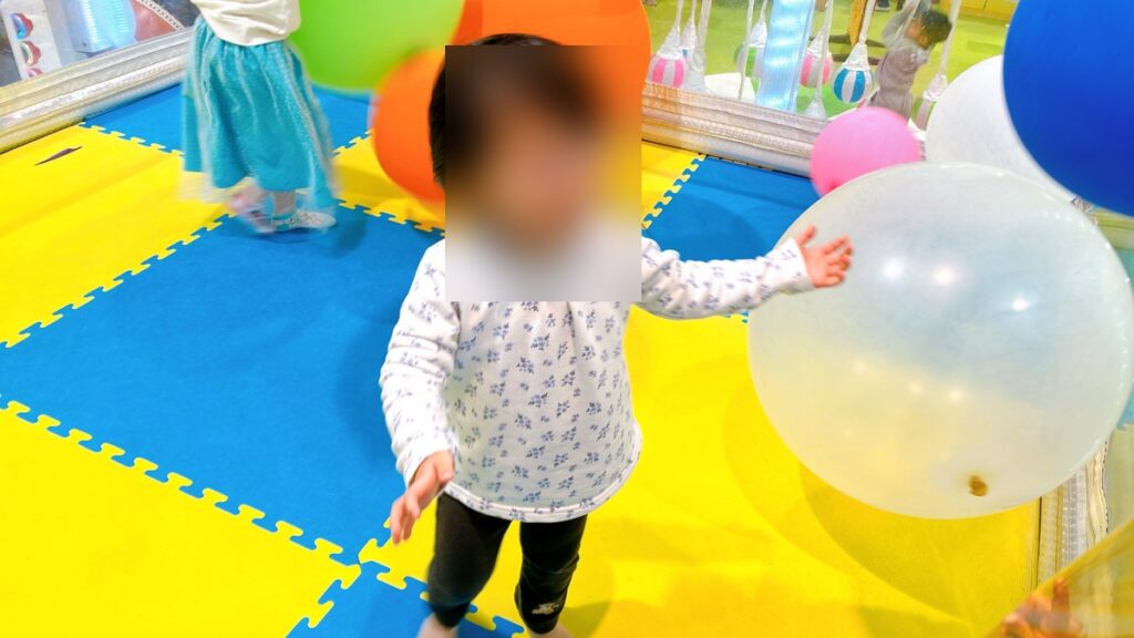 風船が舞う透明の部屋