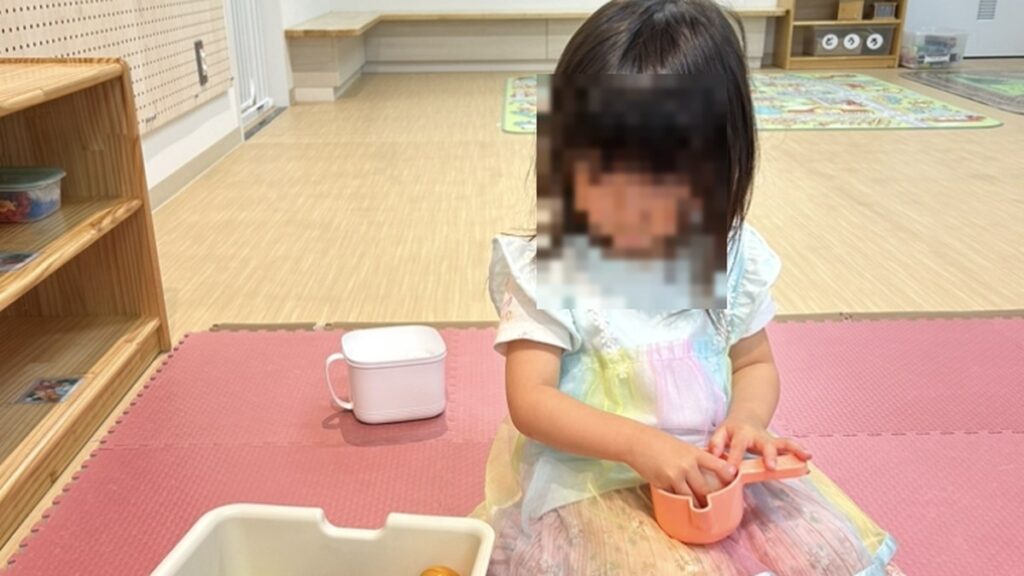 ココクルひろばでおままごとで遊ぶ子ども