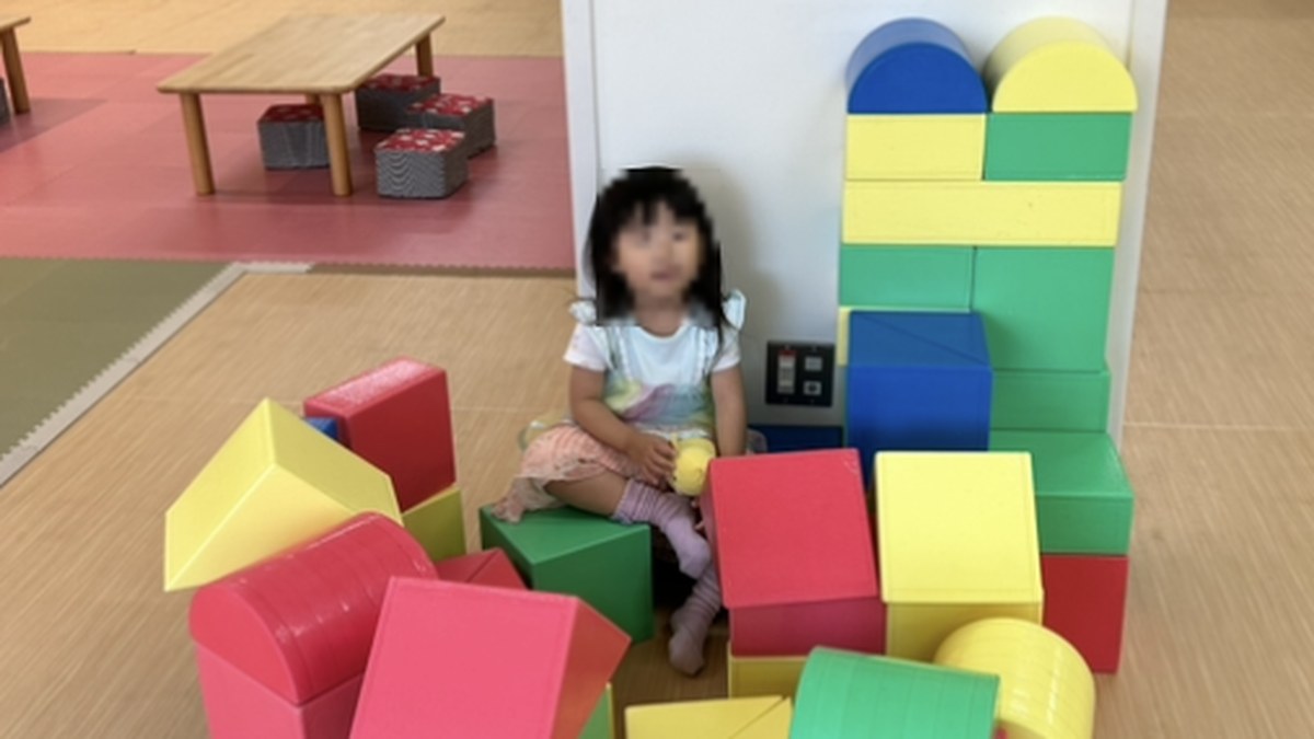 ココクルひろばの大型ブロックで遊ぶ子ども