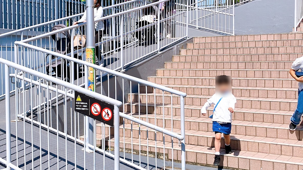 段差脇のベビーカー用スロープ