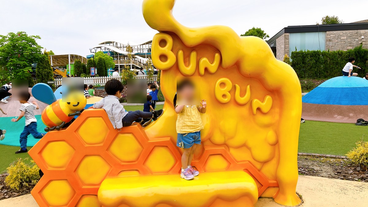 BunBunと書かれた撮影スポットで遊ぶ子ども