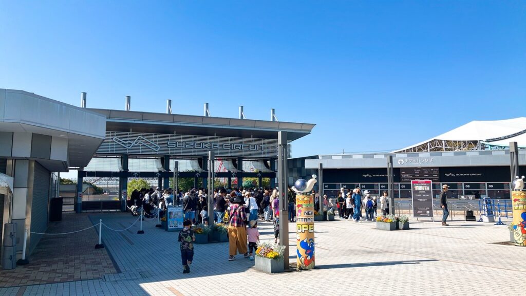 鈴鹿サーキットの入口ゲート前 開園待ち
