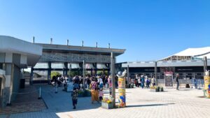 鈴鹿サーキットの入口ゲート前 開園待ち