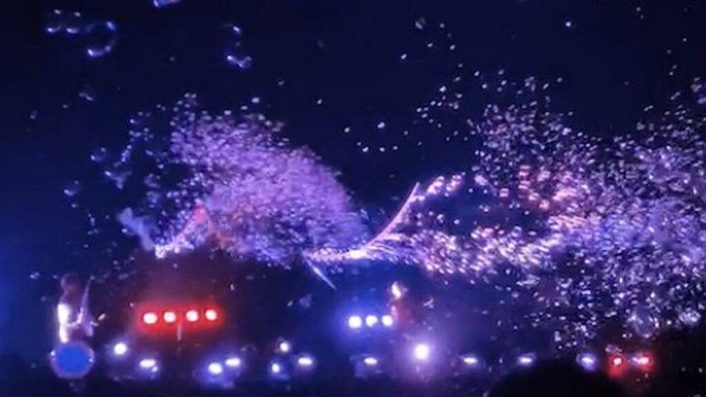 紫色の光に照らされて夜空に広がるGIFT2026滋賀公演のシャボン玉