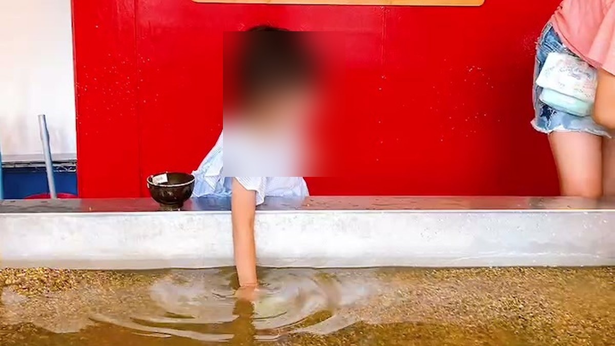 水の中の砂から宝石を探す娘の様子
