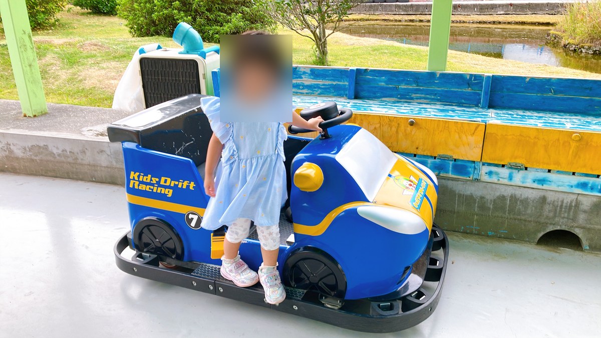 キッズドリフトレーシングの青い車と娘