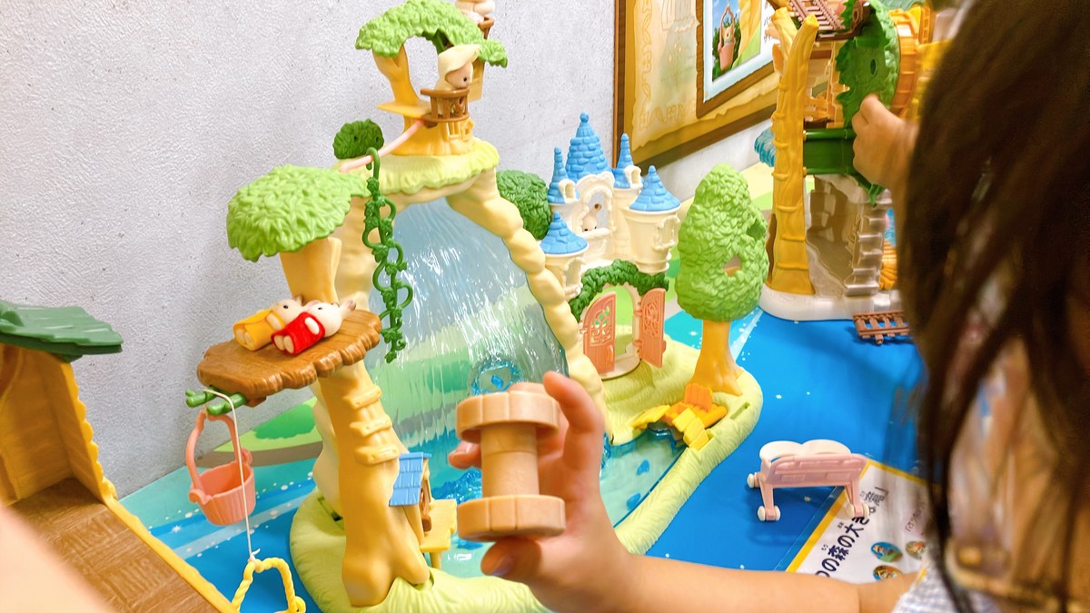 シルバニアのおもちゃで遊ぶ子どもの手元